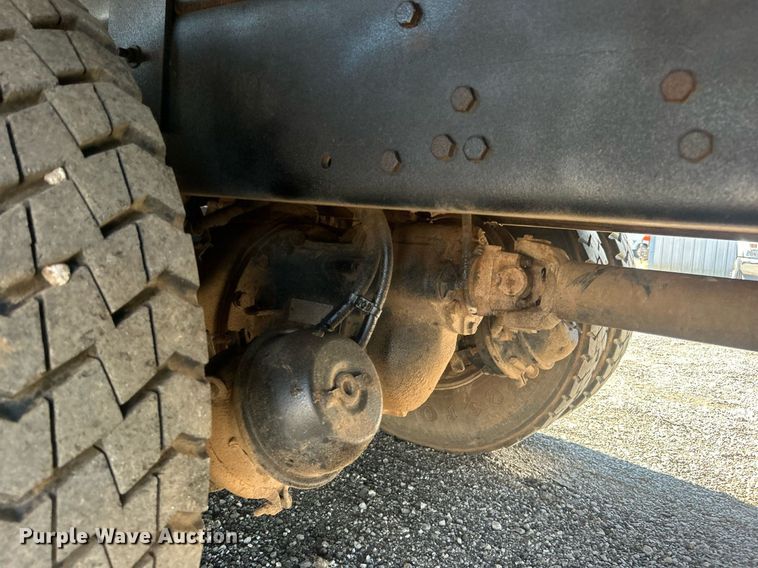 image for item EG1019 2005 Peterbilt  335 crane truck