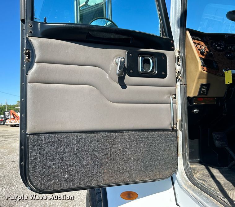 image for item EG1019 2005 Peterbilt  335 crane truck