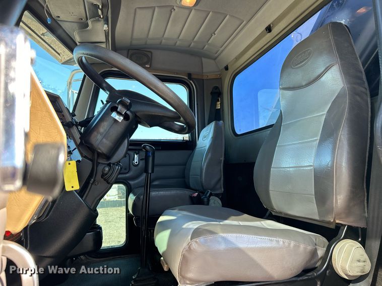 image for item EG1019 2005 Peterbilt  335 crane truck