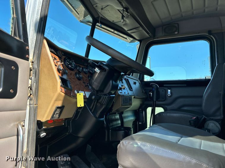 image for item EG1019 2005 Peterbilt  335 crane truck