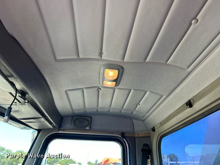 image for item EG1019 2005 Peterbilt  335 crane truck