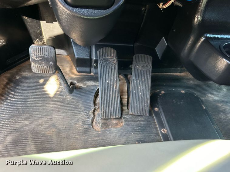 image for item EG1019 2005 Peterbilt  335 crane truck