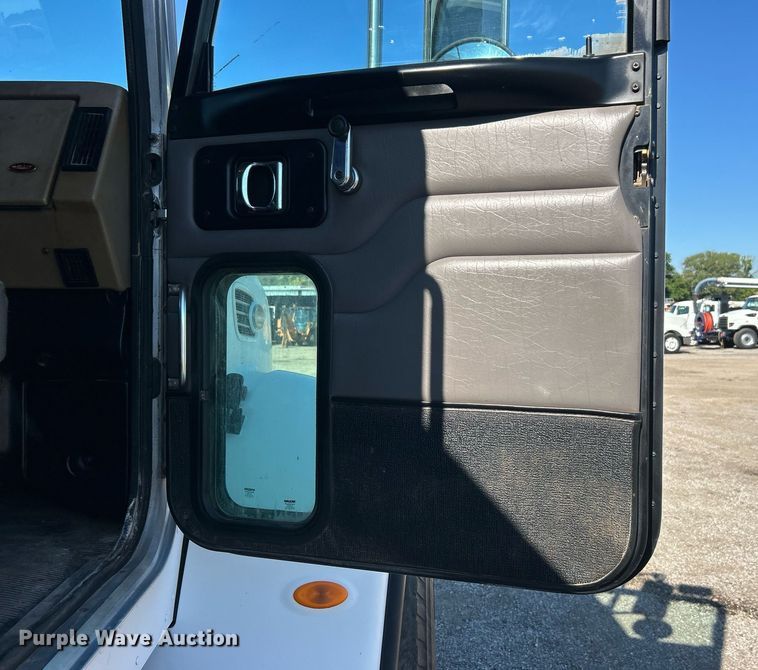 image for item EG1019 2005 Peterbilt  335 crane truck