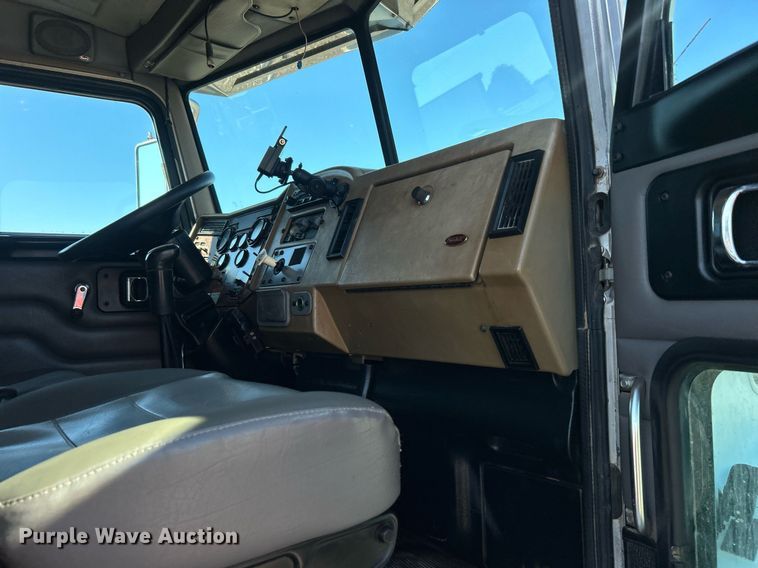 image for item EG1019 2005 Peterbilt  335 crane truck