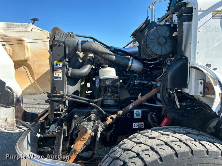 image for item EG1019 2005 Peterbilt  335 crane truck