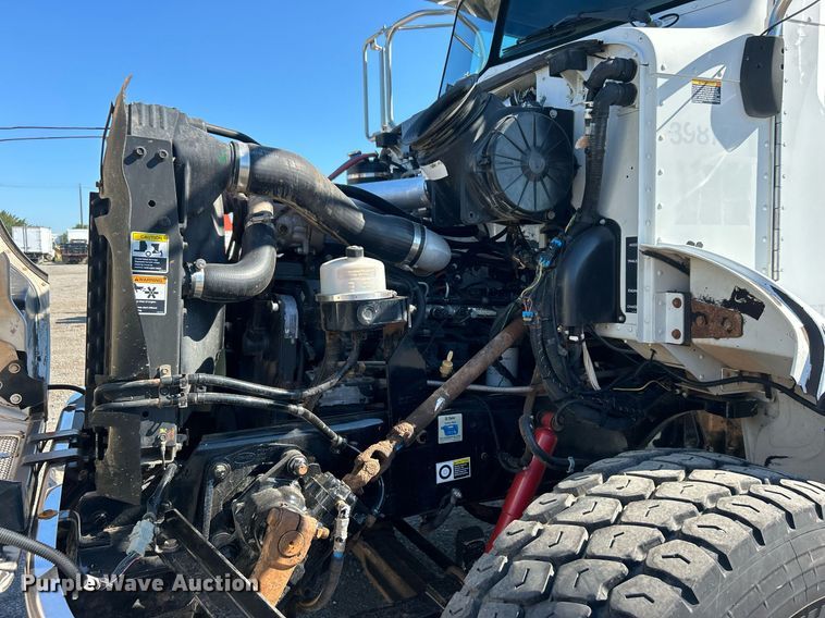 image for item EG1019 2005 Peterbilt  335 crane truck