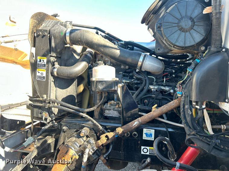 image for item EG1019 2005 Peterbilt  335 crane truck