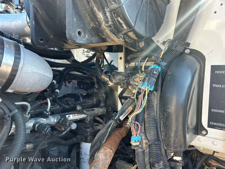 image for item EG1019 2005 Peterbilt  335 crane truck