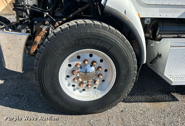 image for item EG1019 2005 Peterbilt  335 crane truck