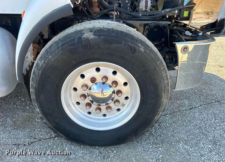 image for item EG1019 2005 Peterbilt  335 crane truck