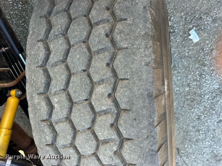 image for item EG1019 2005 Peterbilt  335 crane truck