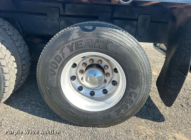 image for item EG1019 2005 Peterbilt  335 crane truck