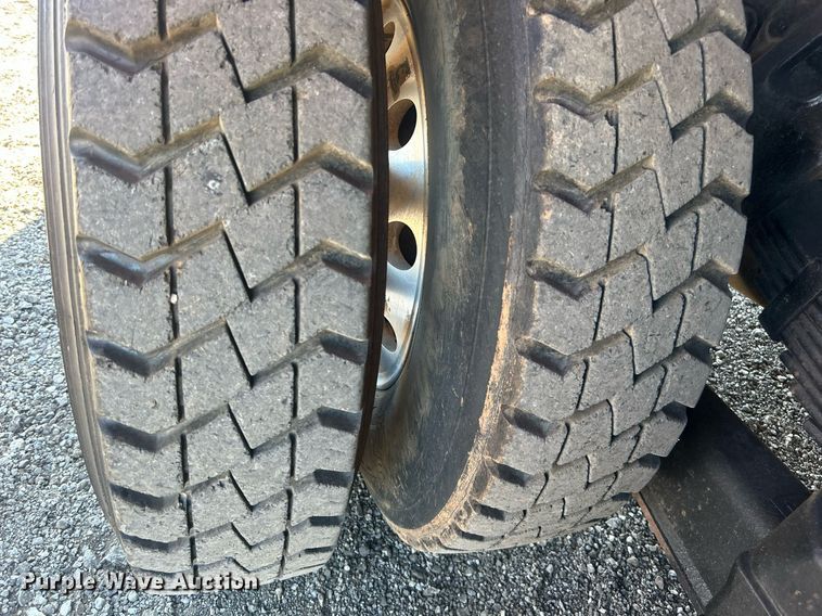 image for item EG1019 2005 Peterbilt  335 crane truck