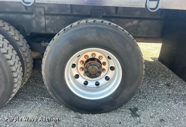 image for item EG1019 2005 Peterbilt  335 crane truck