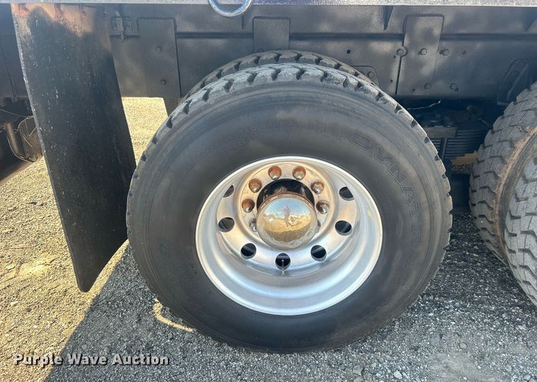 image for item EG1019 2005 Peterbilt  335 crane truck