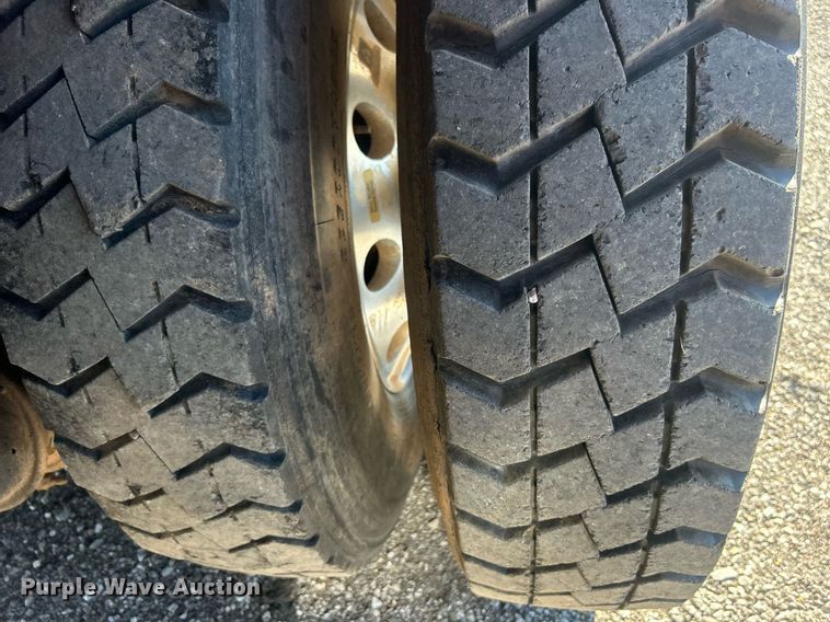 image for item EG1019 2005 Peterbilt  335 crane truck