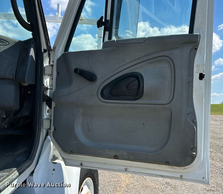 image for item EG1022 2005 International  7509 crane truck