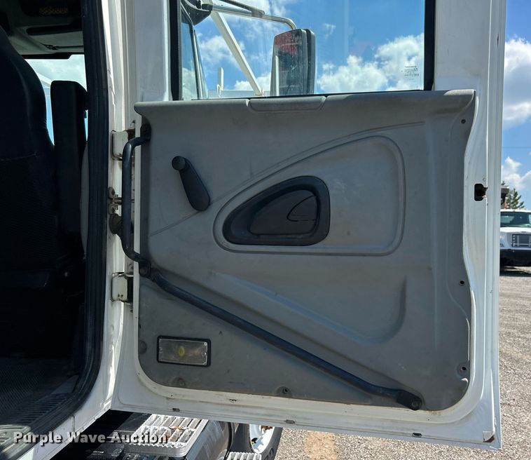 image for item EG1022 2005 International  7509 crane truck