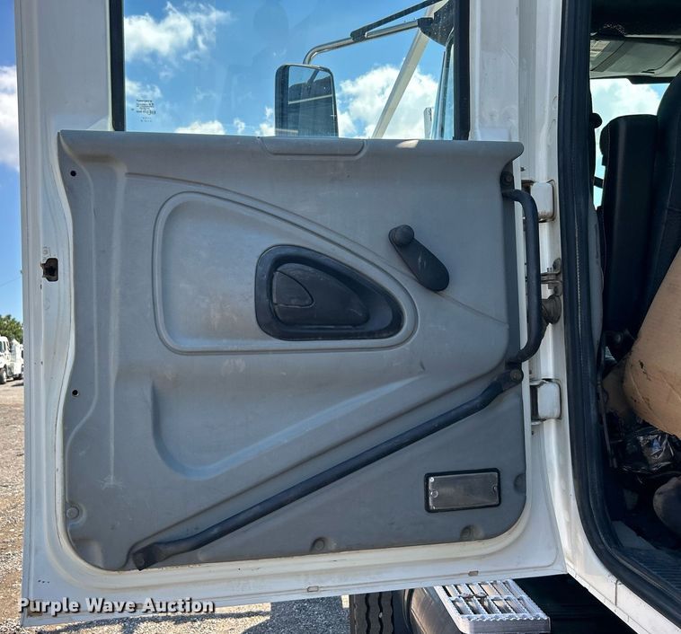 image for item EG1022 2005 International  7509 crane truck