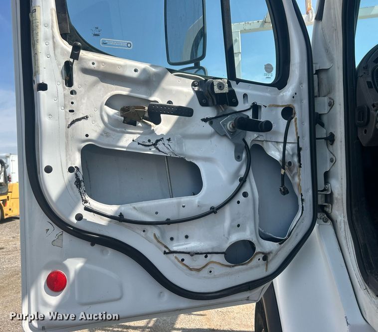 image for item EG1034 2007 Freightliner  Business Class M2 crane truck