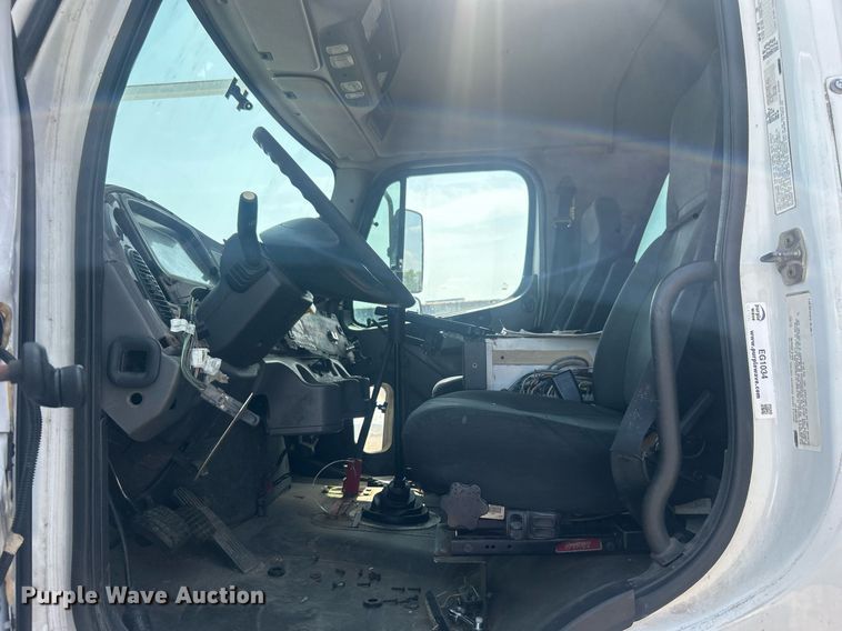 image for item EG1034 2007 Freightliner  Business Class M2 crane truck