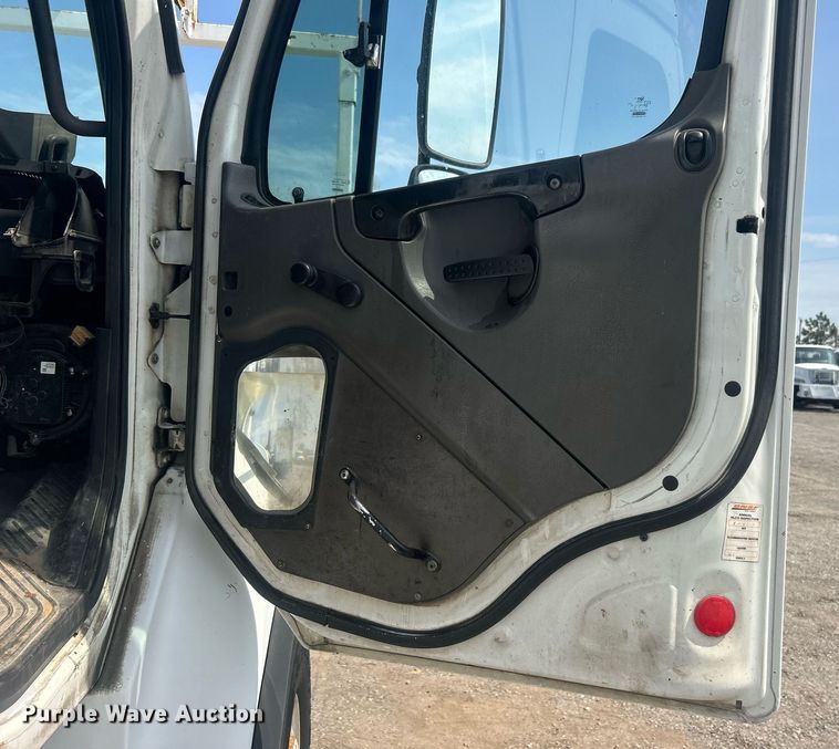 image for item EG1034 2007 Freightliner  Business Class M2 crane truck