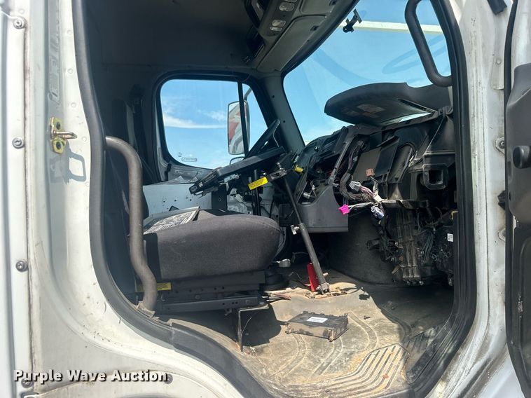 image for item EG1034 2007 Freightliner  Business Class M2 crane truck