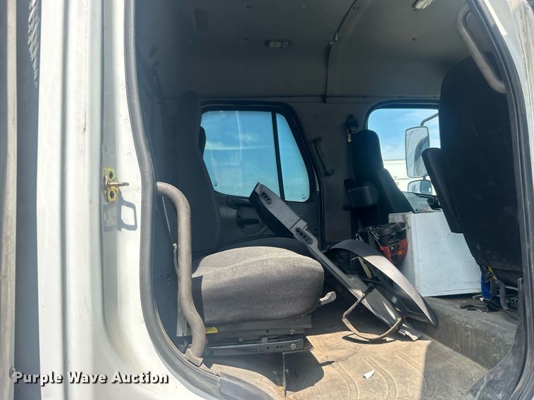 image for item EG1034 2007 Freightliner  Business Class M2 crane truck