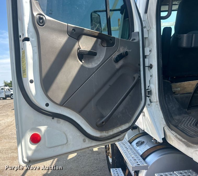 image for item EG1034 2007 Freightliner  Business Class M2 crane truck