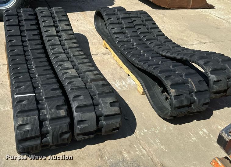 image for item EG6673 Bobcat  Bridgestone 7324236 tracks