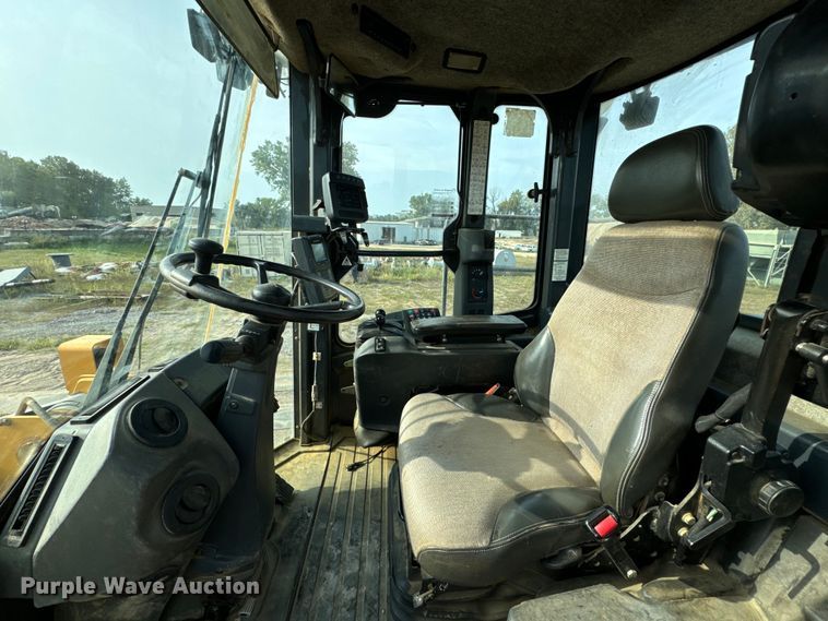 image for item EH7021 2017 John Deere 844K-III wheel loader