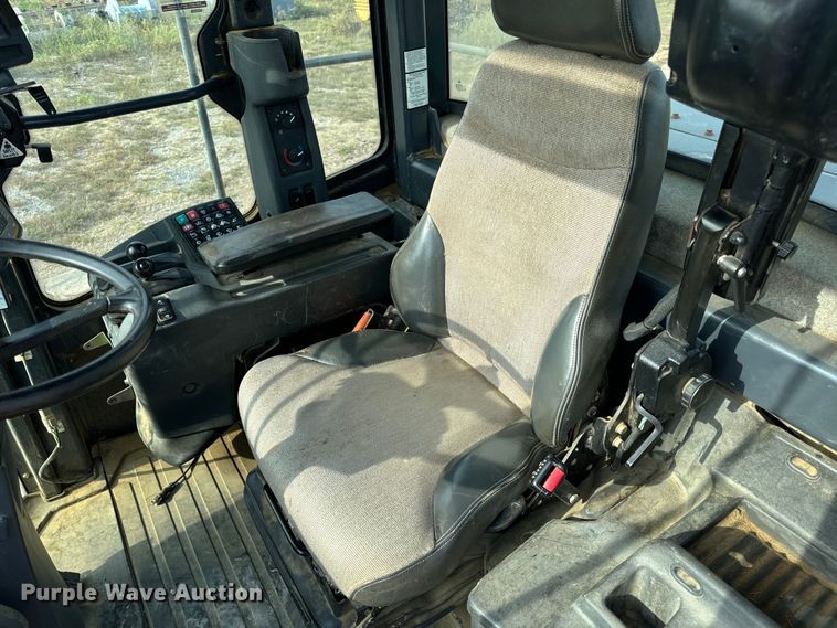 image for item EH7021 2017 John Deere 844K-III wheel loader