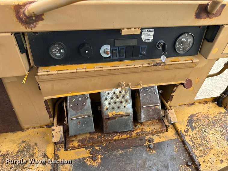 image for item EH7025 1989 Fiat-Allis FL10E  track loader