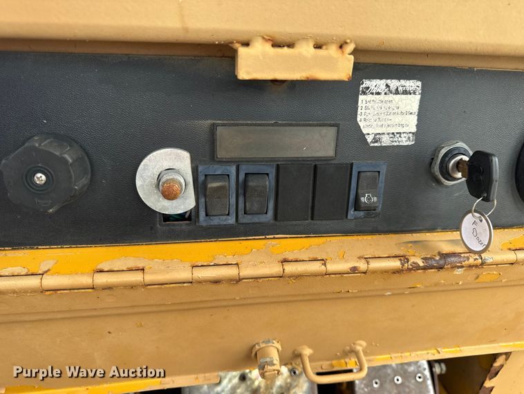 image for item EH7025 1989 Fiat-Allis FL10E  track loader