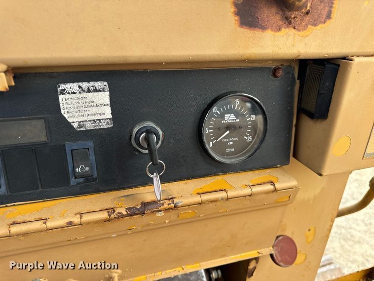 image for item EH7025 1989 Fiat-Allis FL10E  track loader