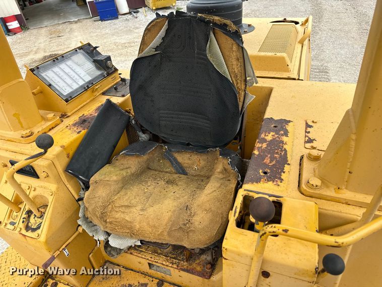 image for item EH7028 1991 Komatsu D66S1 track loader