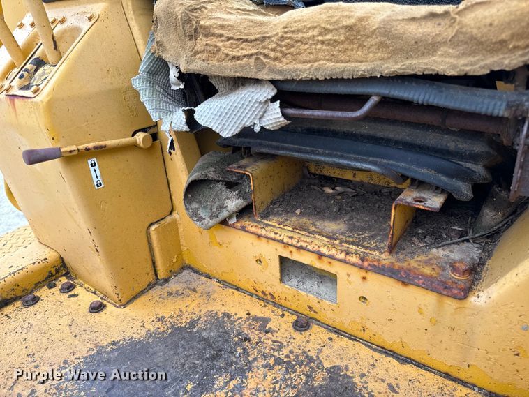 image for item EH7028 1991 Komatsu D66S1 track loader