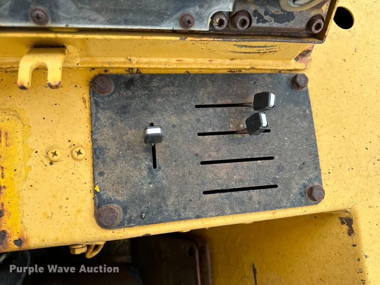 image for item EH7028 1991 Komatsu D66S1 track loader