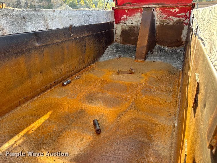 image for item EH7047 Heil HPT13.5YD16 dump truck bed and hoist 