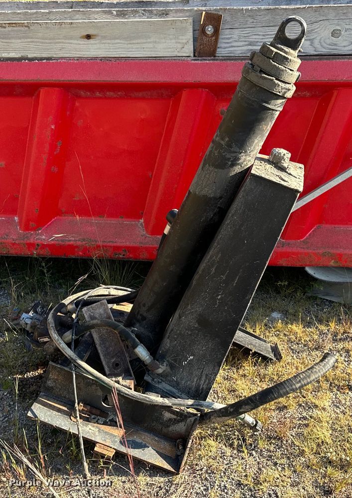 image for item EH7047 Heil HPT13.5YD16 dump truck bed and hoist 