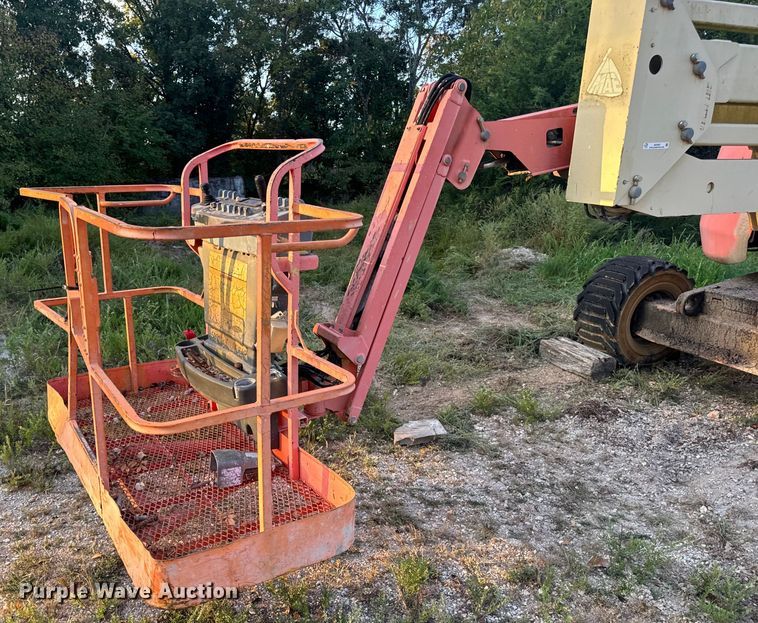 image for item EH7057 2002 JLG 450AJ SII boom lift