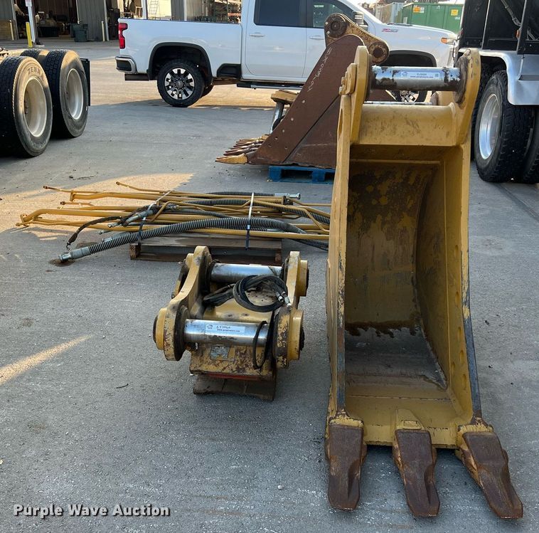 image for item EJ3020 Caterpillar  excavator bucket