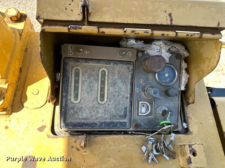 image for item EJ7237 1986 Caterpillar  963 track loader