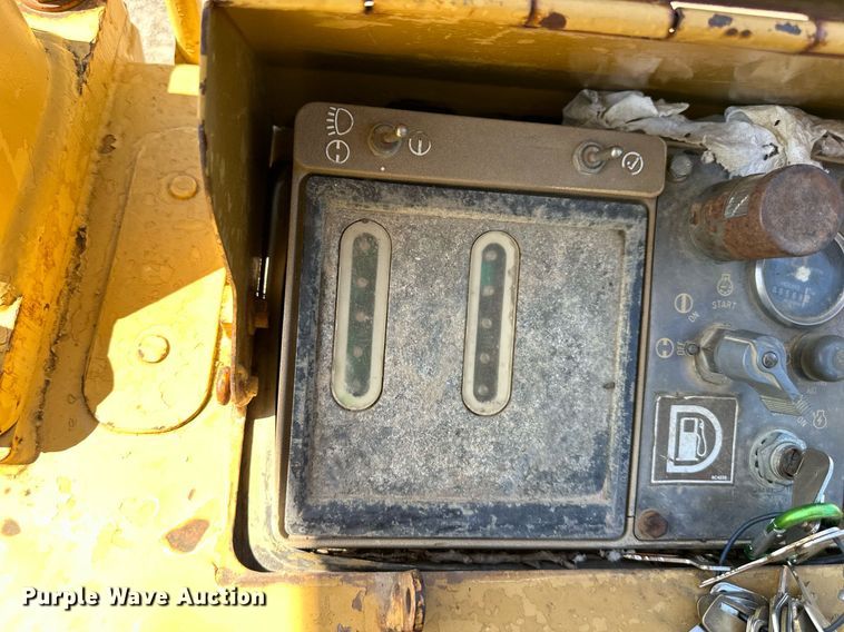 image for item EJ7237 1986 Caterpillar  963 track loader