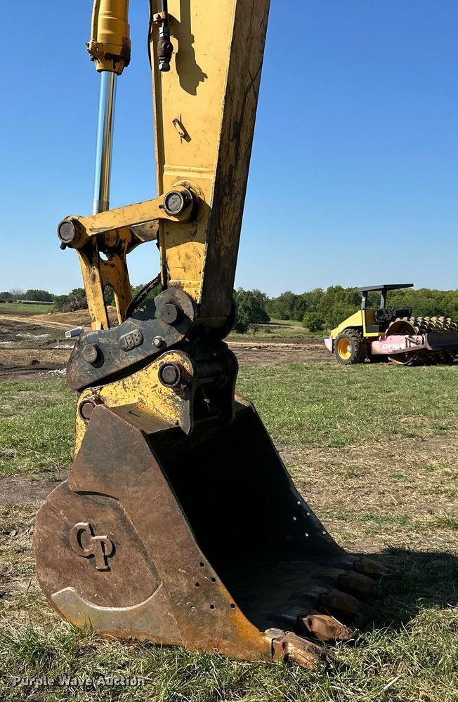 image for item EJ7239 2005 John Deere  330CLC excavator