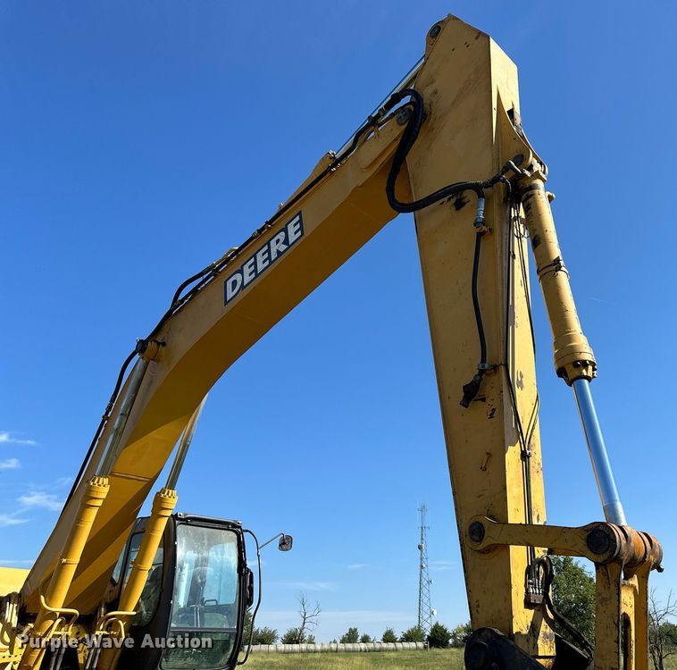 image for item EJ7239 2005 John Deere  330CLC excavator