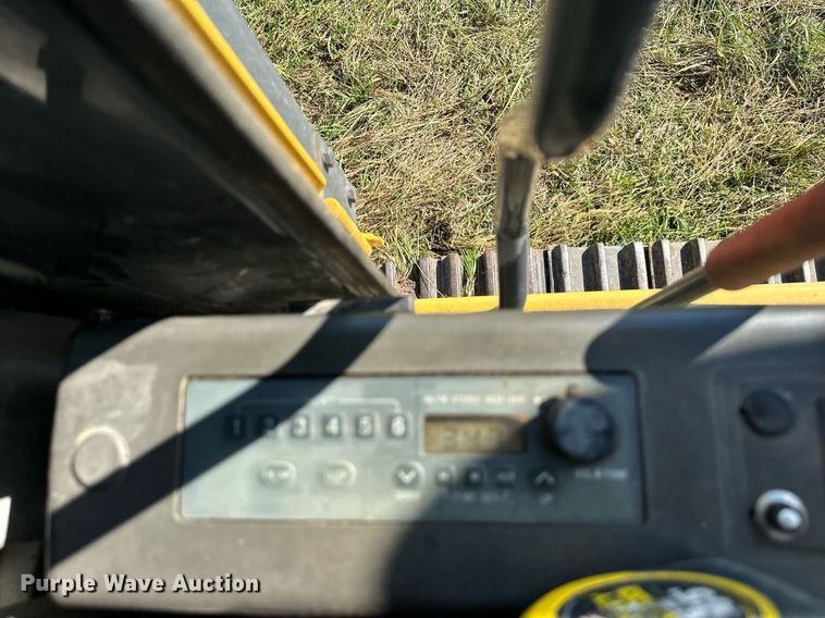 image for item EJ7239 2005 John Deere  330CLC excavator