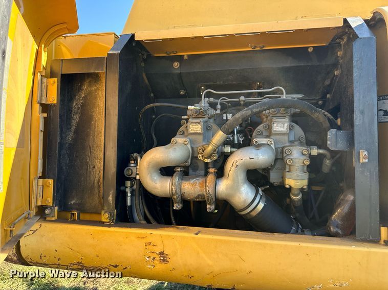 image for item EJ7239 2005 John Deere  330CLC excavator