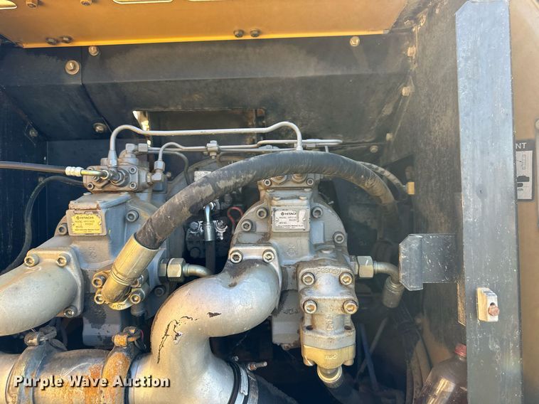 image for item EJ7239 2005 John Deere  330CLC excavator