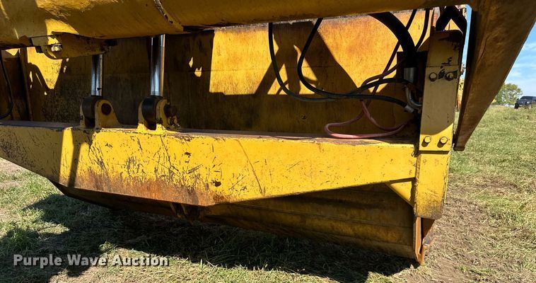 image for item EJ7240 1973 Caterpillar  627 conventional scraper 